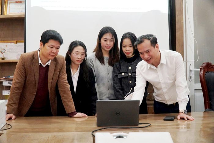 GS.TS Nguyễn Huy Bằng (ngoài cùng, bên phải - Hiệu trưởng Trường Đại học Vinh) cùng nhóm tác giả tham gia dự án Nghiên cứu phổ nhiễu xạ dựa vào hiệu ứng giao thoa lượng tử trong môi trường nguyên tử 85Rb năm mức năng lượng, đạt giải Nhì cấp quốc gia. Ảnh: Mỹ Hà