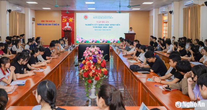 Một buổi tập huấn về nghiên cứu khoa học sinh cho sinh viên Trường Đại học Kinh tế Nghệ An (nay là Đại học Nghệ An). Ảnh: NTCC