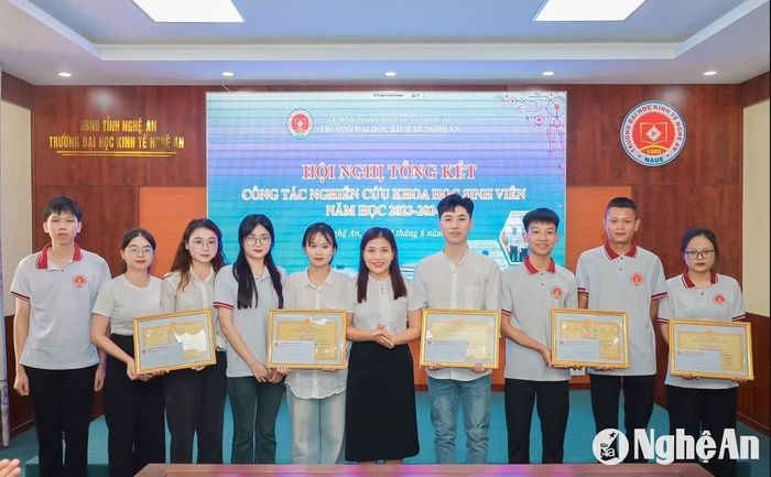 Trường Đại học Kinh tế Nghệ An khen thưởng các sinh viên đoạt giải tại Cuộc thi Nghiên cứu khoa học. Ảnh: NTCC