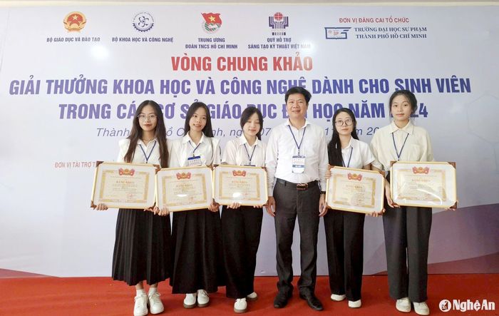 Nhóm sinh viên Trường Đại học Vinh tham gia Giải thưởng Khoa học và Công nghệ dành cho sinh viên các trường đại học. Ảnh: NTCC