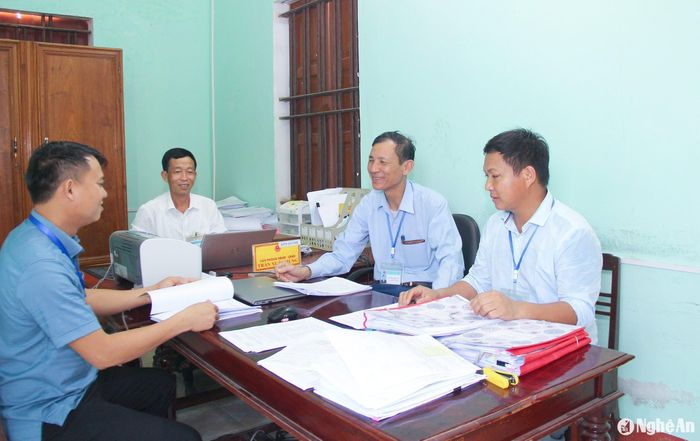 Cấp ủy và MTTQ xã Thanh Nho trao đổi công việc với cán bộ, công chức. Ảnh: Mai Hoa