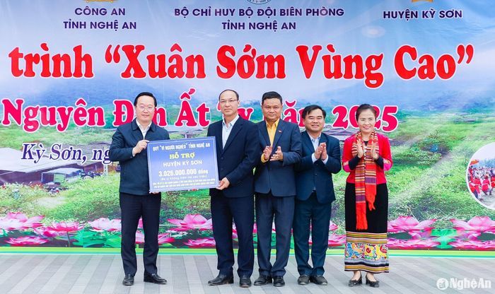 Bí thư Tỉnh ủy Nguyễn Đức Trung và Chủ tịch Ủy ban MTTQ tỉnh Võ Thị Minh Sinh trao 3.026 tỷ đồng quà Tết cho người nghèo huyện Kỳ Sơn và kinh phí mua con giống cho hộ nghèo đặc biệt khó khăn phát triển kinh tế giảm nghèo bền vững. Ảnh: Phạm Bằng