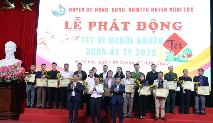 Tại chương trình Tết vì người nghèo huyện Nghi Lộc, các tập thể, cá nhân đăng ký ủng hộ 6,8 tỷ đồng. Ảnh: Thu Hương