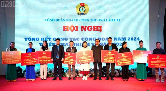  Trao hỗ trợ cho các công đoàn cơ sở thuộc Công đoàn ngành Công thương. 