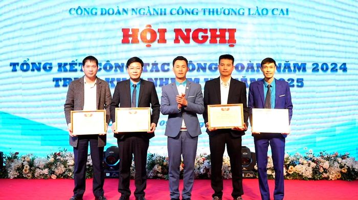  Khen thưởng các tập thể, cá nhân có thành tích xuất sắc trong hoạt động công đoàn và phong trào thi đua năm 2024. 