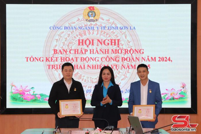 Lãnh đạo Liên đoàn Lao động tỉnh chuyển trao Bằng Lao động sáng tạo của Tổng Liên đoàn Lao động Việt Nam cho các đoàn viên.