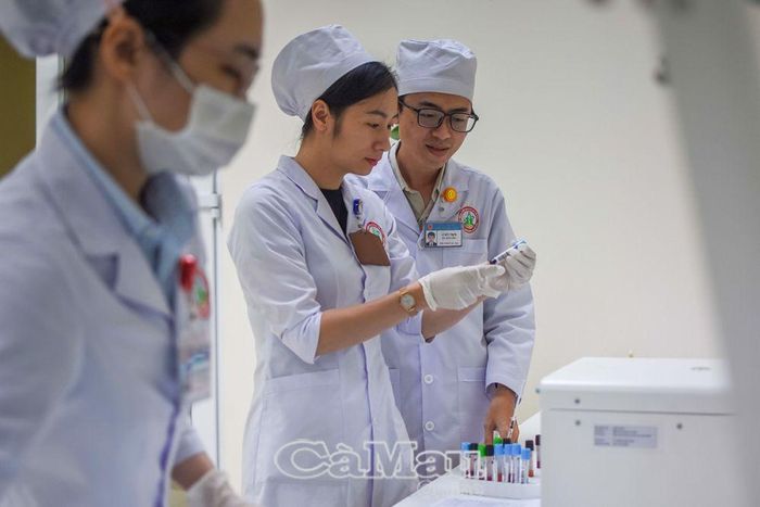 Khoa Xét nghiệm hiện có 27 nhân viên chuyên ngành, tất cả đều được đào tạo có khả năng tiếp cận và đáp ứng yêu cầu công việc trên những trang thiết bị hiện đại.