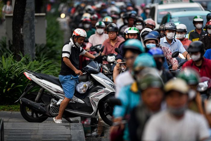 Một vài người không đủ kiên nhẫn đã leo xe lên vỉa hè. Với lỗi này, người vi phạm sẽ bị phạt từ 4-6 triệu đồng và trừ 2 điểm giấy phép lái xe, theo Nghị định 168. 