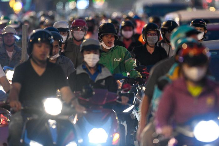  Gần đây, người dân bỏ "thói quen" rẽ phải khi đèn đỏ cũng là một trong những nguyên nhân gây ùn tắc ở TP.HCM vào giờ cao điểm. 