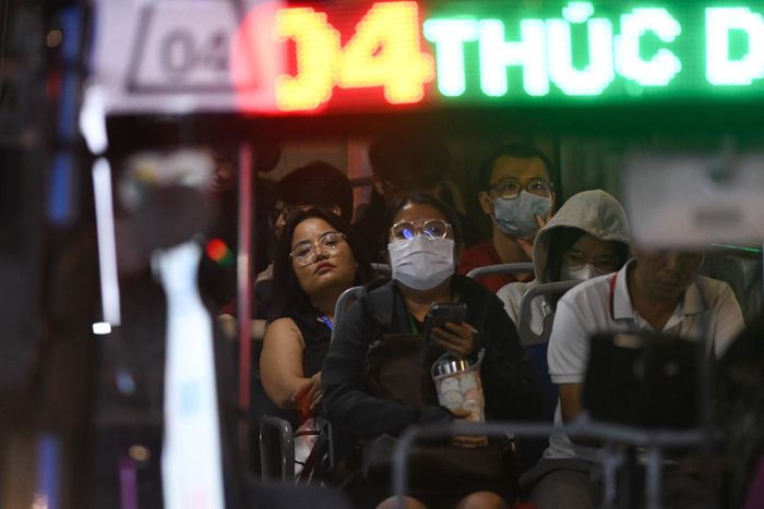  Những hành khách trên một chiếc xe buýt kẹt giữa dòng người trên đường Cộng Hòa (quận Tân Bình). 