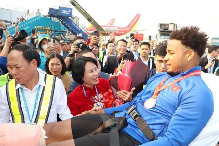 Xuân Son đang ngồi ngoài vì chấn thương - Ảnh: Bùi Lượng