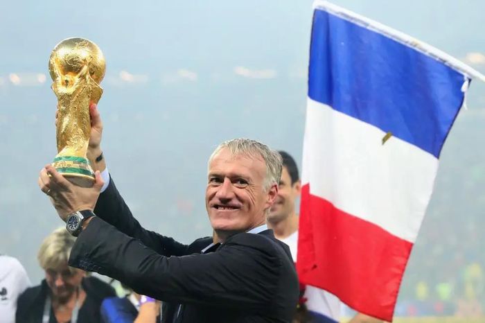 Deschamps ăn mừng chức vô địch World Cup 2018 cùng ĐT Pháp.