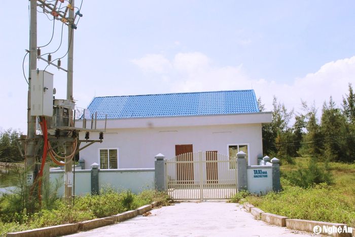 Trạm bơm của Dự án Xây dựng hệ thống cấp nước biển nuôi tôm công nghiệp theo quy chuẩn VietGAP tại xã Quỳnh Bảng không được vận hành kể từ khi hoàn thành cuối năm 2023 đến nay. Ảnh: XH
