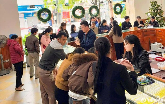 Nhiều tiệm có số lượng khách đến đông hơn nhưng sức mua không cao như những năm trước. Ảnh: T.P