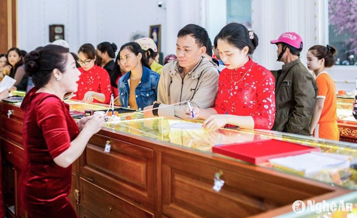 Hầu hết giao dịch lẻ, số lượng ít, chủ yếu là bán vàng cưới và vàng trang sức. Ảnh: T.P