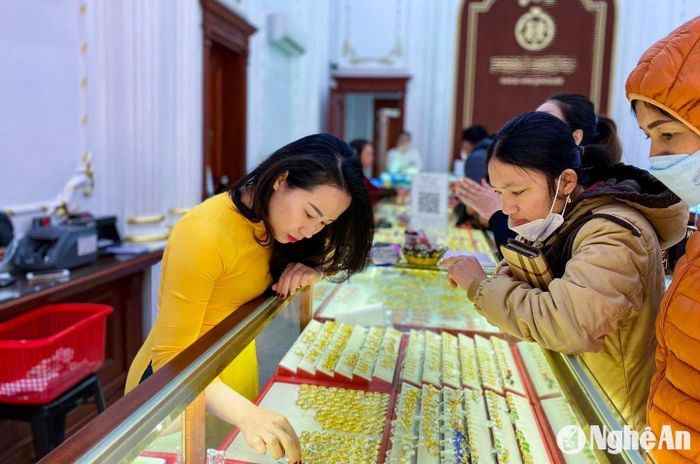 Giá vàng tại Nghệ An cao hơn giá vàng trong nước từ 500-700.000 đồng/lượng. Ảnh: T.P