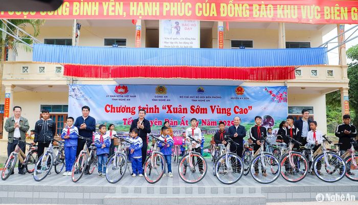 Lãnh đạo các sở, ngành trao xe đạp cho các học sinh có hoàn cảnh khó khăn, vươn lên học tốt tại Chương trình "Xuân sớm vùng cao" tại huyện Kỳ Sơn. Ảnh tư liệu: Phạm Bằng