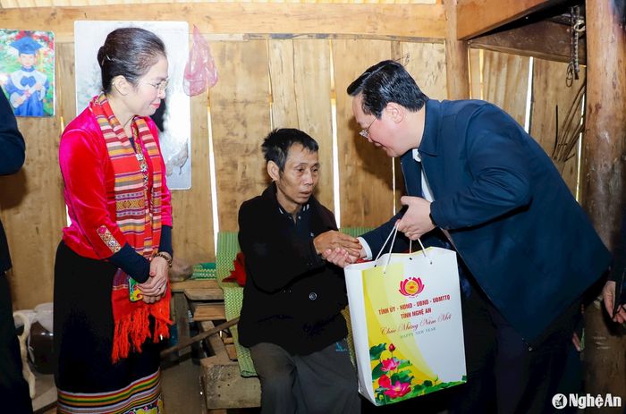 Bí thư Tỉnh ủy Nguyễn Đức Trung đã đến thăm hỏi, tặng quà, chúc Tết gia đình ông Ven Phò Chương - hộ gia đình đặc biệt khó khăn, trú tại bản Huồi Cáng 1, xã Bắc Lý, huyện Kỳ Sơn. Ảnh tư liệu: Phạm Bằng