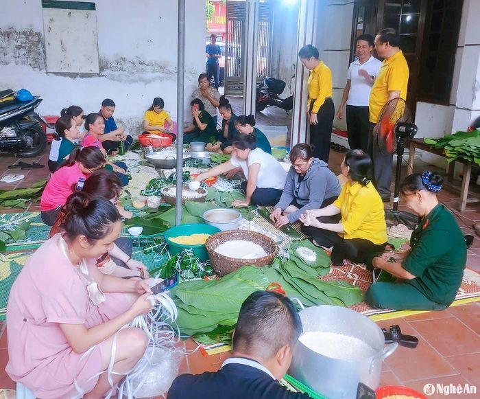 Đồng chí Võ Thị Minh Sinh - Ủy viên Ban Thường vụ Tỉnh ủy, Chủ tịch Ủy ban Mặt trận Tổ quốc Việt Nam tỉnh Nghệ An trực tiếp đến phường Hưng Bình, động viên người dân tham gia gói bánh chưng ủng hộ đồng bào phía Bắc bị thiên tai. Ảnh: CSCC