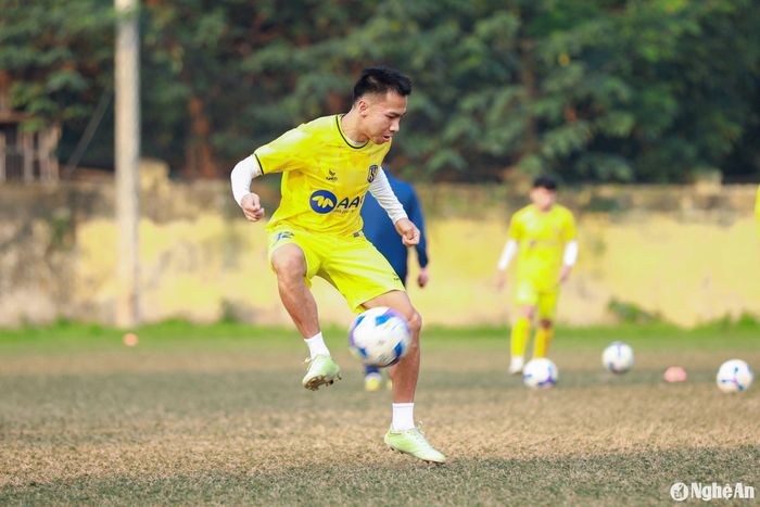 Hồ Khắc Ngọc sẽ tăng cường tính sáng tạo cho Sông Lam Nghệ An ở giai đoạn còn lại của mùa giải. Ảnh tư liệu: Chung Lê