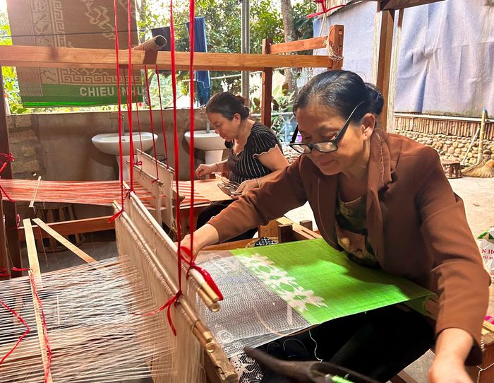 Thổ cẩm Hoa Tiến với hoa văn độc đáo, được du khách ưa chuộng. Ảnh: Trân Châu