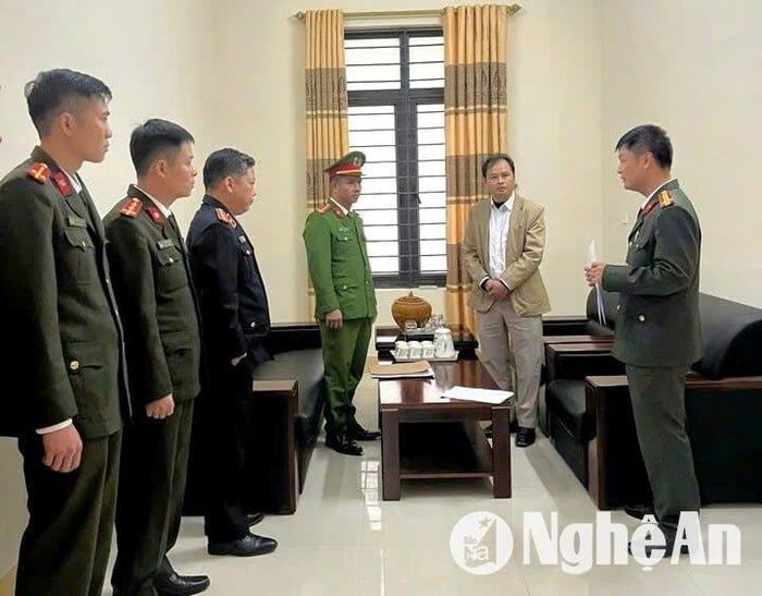 Cơ quan chức năng đọc lệnh bắt tạm giam đối với Đinh Văn Hải. Ảnh: CSCC