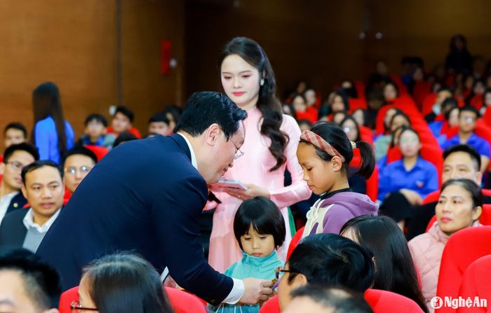 Bí thư Tỉnh ủy Nguyễn Đức Trung tặng quà 2 cháu Trần Thị Trà My và Trần Thị Hoài An (trú tại xã Hiến Sơn, huyện Đô Lương). Bố và mẹ của 2 em đã mất vì căn bệnh ung thư và tai nạn giao thông. Hiện tại, 5 anh em đang sống nương tựa cùng nhau, trong đó có 1 cháu gái bị bệnh tâm thần. Ảnh: Thành Duy