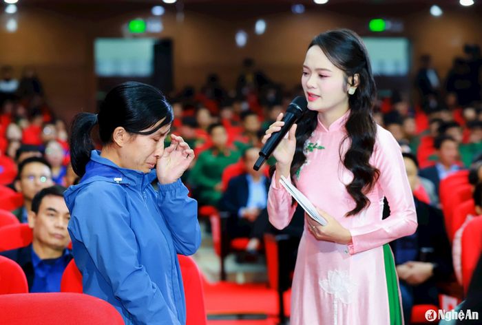 MC chương trình trao đổi với chị Đậu Thị Xuân (trú xã Nghi Yên, huyện Nghi Lộc), chồng chị Xuân đã mất, một mình chị nuôi 3 con nhỏ, trong đó 1 cháu bé bị bệnh phải phẫu thuật nhiều lần nhưng chưa khỏi. Ảnh: Thành Duy