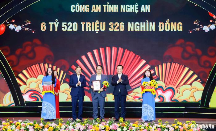 Bí thư Tỉnh ủy Nguyễn Đức Trung và Chủ tịch UBND tỉnh Lê Hồng Vinh tiếp nhận ủng hộ, trao Giấy chứng nhận tấm lòng nhân ái vì cộng đồng, tặng hoa tri ân Công an tỉnh đã ủng hộ Chương trình "Nghĩa tình dòng Lam - Xuân Ất Tỵ 2025". Ảnh: Thành Duy