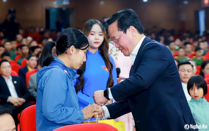 Bí thư Tỉnh ủy Nguyễn Đức Trung trao tặng quà cho gia đình chị Đậu Thị Xuân (trú xã Nghi Yên, huyện Nghi Lộc). Ảnh: Thành Duy