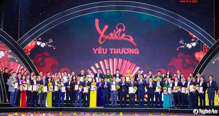 Lãnh đạo tỉnh Nghệ An chụp ảnh lưu niệm với các cơ quan, đơn vị, tổ chức, doanh nghiệp, nhà hảo tâm đăng ký và trực tiếp ủng hộ Chương trình “Nghĩa tình dòng Lam - Xuân Ất Tỵ năm 2025”. Ảnh: Phạm Bằng