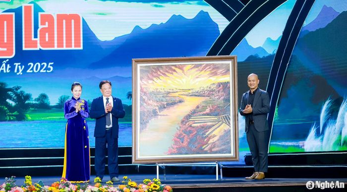 Bức tranh "Nghĩa tình dòng Lam" được đấu giá thành công với mức giá 1 tỷ đồng cho ông Vũ Thanh Tuyên, một doanh nhân đến từ tỉnh Nam Định. Ảnh: Thành Duy