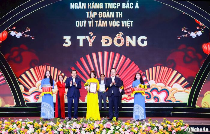 Bí thư Tỉnh ủy Nguyễn Đức Trung và Chủ tịch UBND tỉnh Lê Hồng Vinh tiếp nhận ủng hộ và trao Giấy chứng nhận tấm lòng nhân ái vì cộng đồng, tặng hoa tri ân Ngân hàng TMCP Bắc Á, Tập đoàn TH, Quỹ Vì tầm vóc Việt đã ủng hộ Chương trình "Nghĩa tình dòng Lam - Xuân Ất Tỵ 2025". Ảnh: Thành Duy