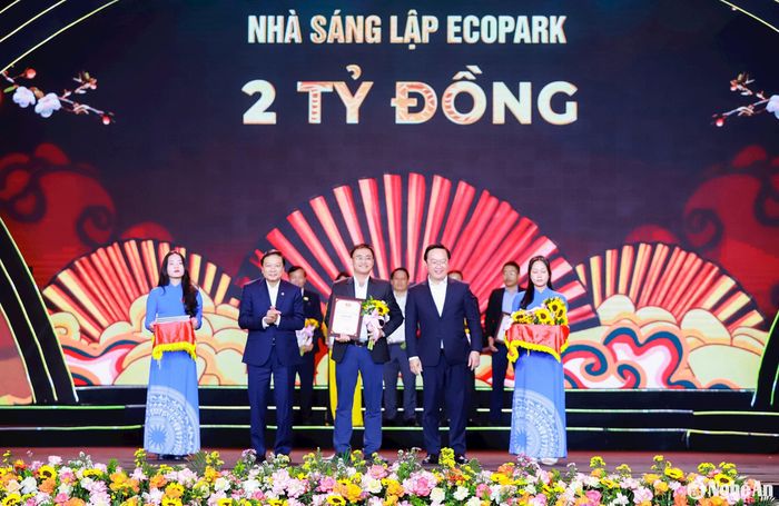 Bí thư Tỉnh ủy Nguyễn Đức Trung và Chủ tịch UBND tỉnh Lê Hồng Vinh tiếp nhận ủng hộ và trao Giấy chứng nhận tấm lòng nhân ái vì cộng đồng, tặng hoa tri ân Nhà sáng lập Ecopark đã ủng hộ Chương trình "Nghĩa tình dòng Lam - Xuân Ất Tỵ 2025". Ảnh: Thành Duy