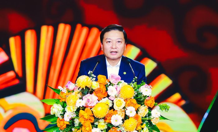 Đồng chí Lê Hồng Vinh - Phó Bí thư Tỉnh ủy, Chủ tịch UBND tỉnh kêu gọi cấp ủy, chính quyền các cấp, các tổ chức, cá nhân, nhà hảo tâm trong và ngoài nước tiếp tục quan tâm ủng hộ, chăm lo Tết cho người nghèo, để ai cũng được vui Tết, đón Xuân, “không để ai bị bỏ lại phía sau”. Ảnh: Thành Duy