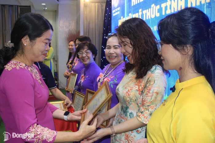 Phó chủ tịch Ủy ban MTTQ Việt Nam tỉnh Lưu Thị Hà trao giấy khen của Hội Nữ trí thức tỉnh cho các cá nhân. Ảnh: Nga Sơn