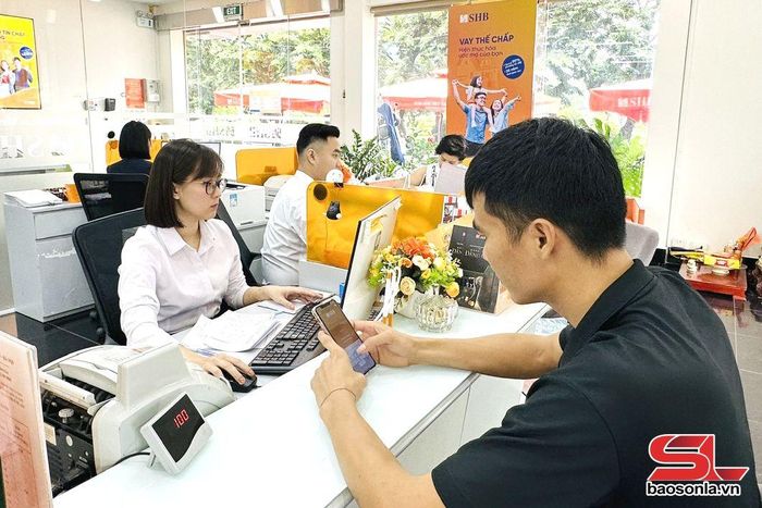 Khách hàng Ngân hàng SHB Chi nhánh Sơn La sử dụng giao dịch chuyển khoản online.
