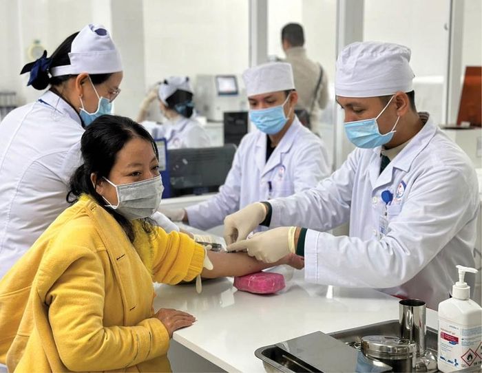 Người dân đến KCB tại Trung tâm y tế quận Thuận Hóa