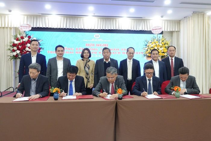 Đại diện các đơn vị ký giao ước thi đua năm 2025.