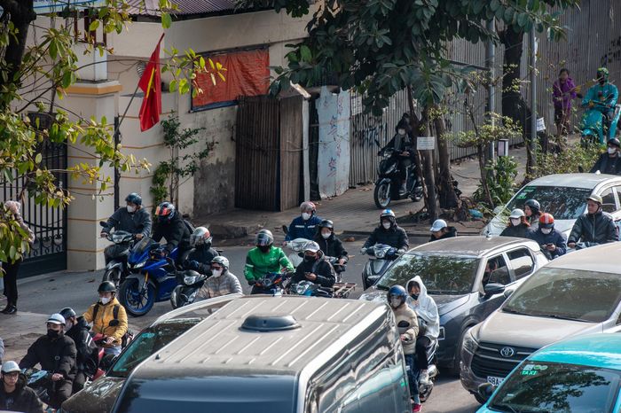  Ùn ứ kéo dài, nhiều phương tiện leo lên vỉa hè di chuyển dù mức phạt mới cho lỗi này theo Nghị định 168/2024/NĐ-CP là từ 4 đồng đến 6 triệu đồng và bị trừ 2 điểm giấy phép lái xe. 