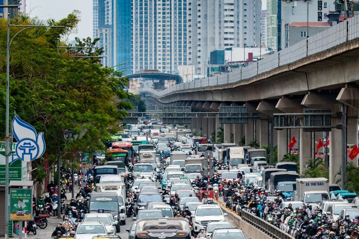  Buổi trưa, đường Nguyễn Trãi tắc cứng. Tất cả các làn đường được phủ kín bởi ôtô; xe máy phải luồn lách qua các khe hở và leo lên vỉa hè để di chuyển. 