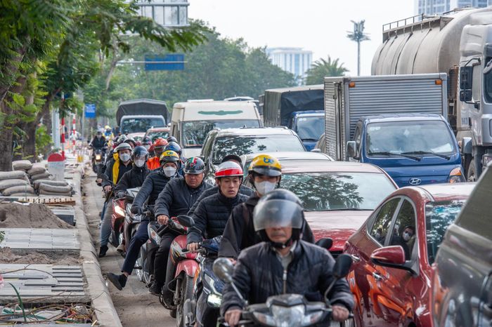  Đại lộ Thăng Long, khu vực hầm chui Trung Hòa cũng trong cảnh tương tự, mặt đường kín các loại phương tiện, không còn chỗ trống. 