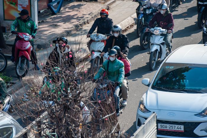  Được nghỉ làm, nhiều người dân tranh thủ sắm Tết sớm. Nhu cầu đi lại, mua sắm khiến lưu lượng phương tiện giao thông tăng cao, gây nên cảnh ùn ứ. 