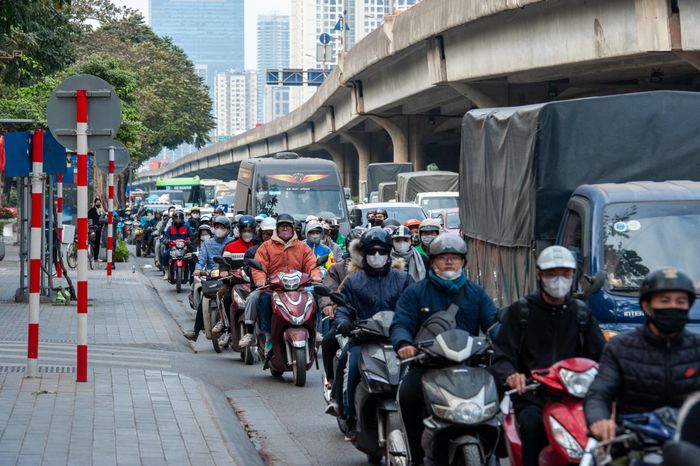  Ở đường vành đai 3 từ trưa 11/1, dòng xe cộ nối đuôi nhau di chuyển ở cả 2 chiều đông đúc. 