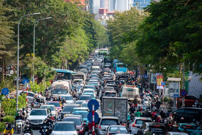  Ghi nhận tại tuyến đường Thái Hà và Huỳnh Thúc Kháng dòng xe cộ nối đuôi nhau di chuyển nhích từng chút một, cảnh ùn ứ kéo dài hàng km. 