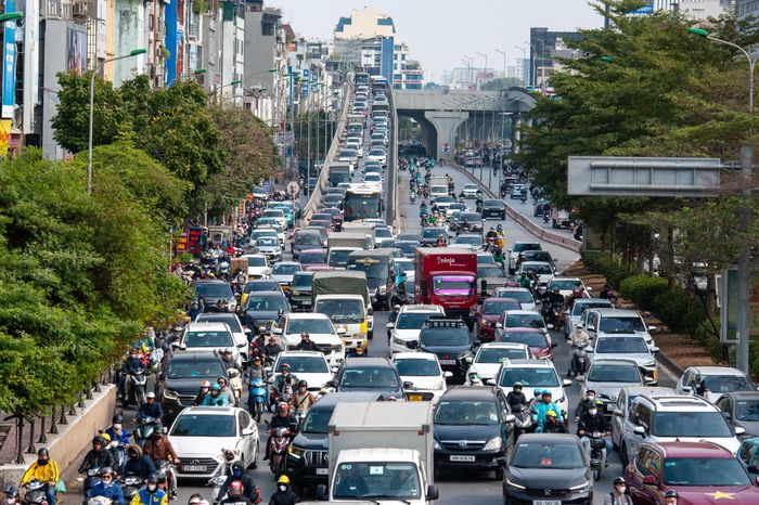  Đường Vành đai 2 hướng vào nội thành, dòng phương tiện nối đuôi nhau kín đường, cảnh ùn ứ kéo dài trưa đến chiều. 