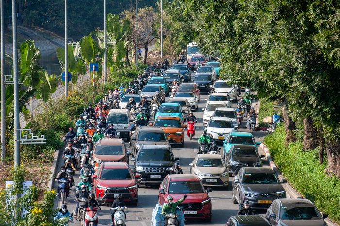  Đường Láng lúc 14h30, tuyến đường luôn rơi vào cảnh ùn ứ và tắc triền miên bất kể giờ giấc, trở thành nỗi ám ảnh của người dân thủ đô. 