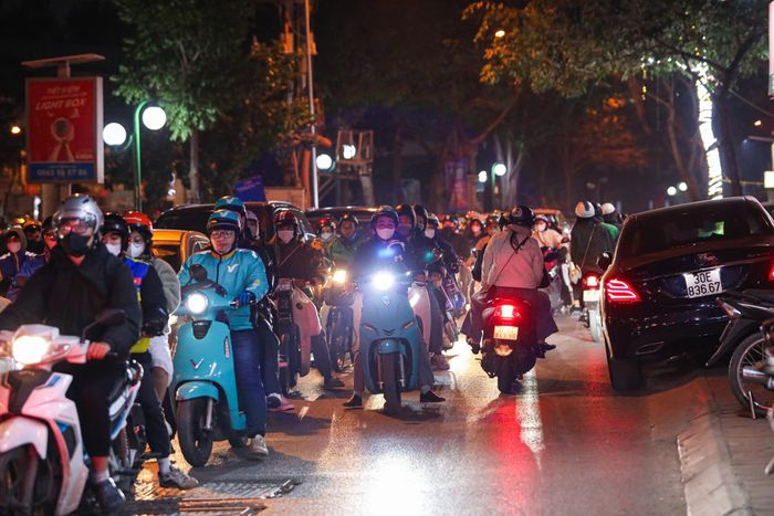  Cảnh ùn tắc dài hàng km trên đường Giáp Nhất. Nhiều tài xế mất bình tĩnh đi tràn sang làn đường ngược chiều, khiến cho các phương tiện ở làn còn lại không có không gian di chuyển. 