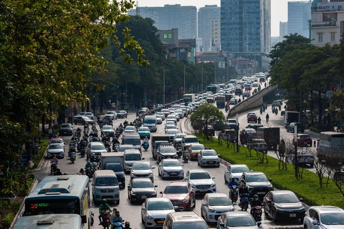 Đường Nguyễn Chí Thanh cũng trong cảnh tương tự, hàng dài xe cộ ùn ứ nối đuôi nhau đến điểm cầu vượt Trung Hòa.