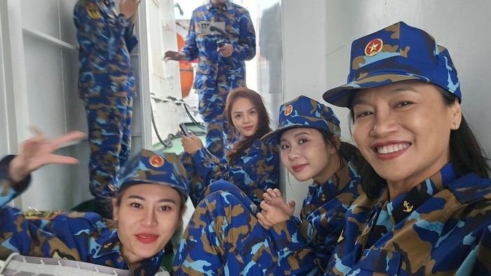 Nghệ sĩ Tú Oanh chụp ảnh trên tàu cùng các nghệ sĩ khác (Ảnh: FBNV)